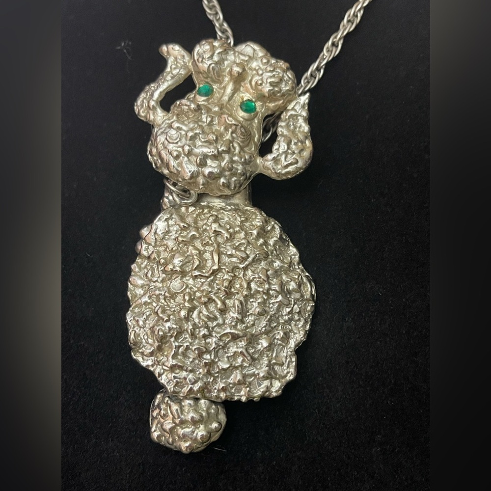 🐩 1950s Vintage Poodle Articulate Pendant Necklace Silver with Green Gem…​​ - Picture 8 of 11